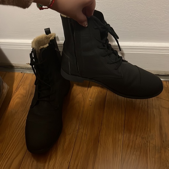 Toms Boots with Shearling - Picture 5 of 10